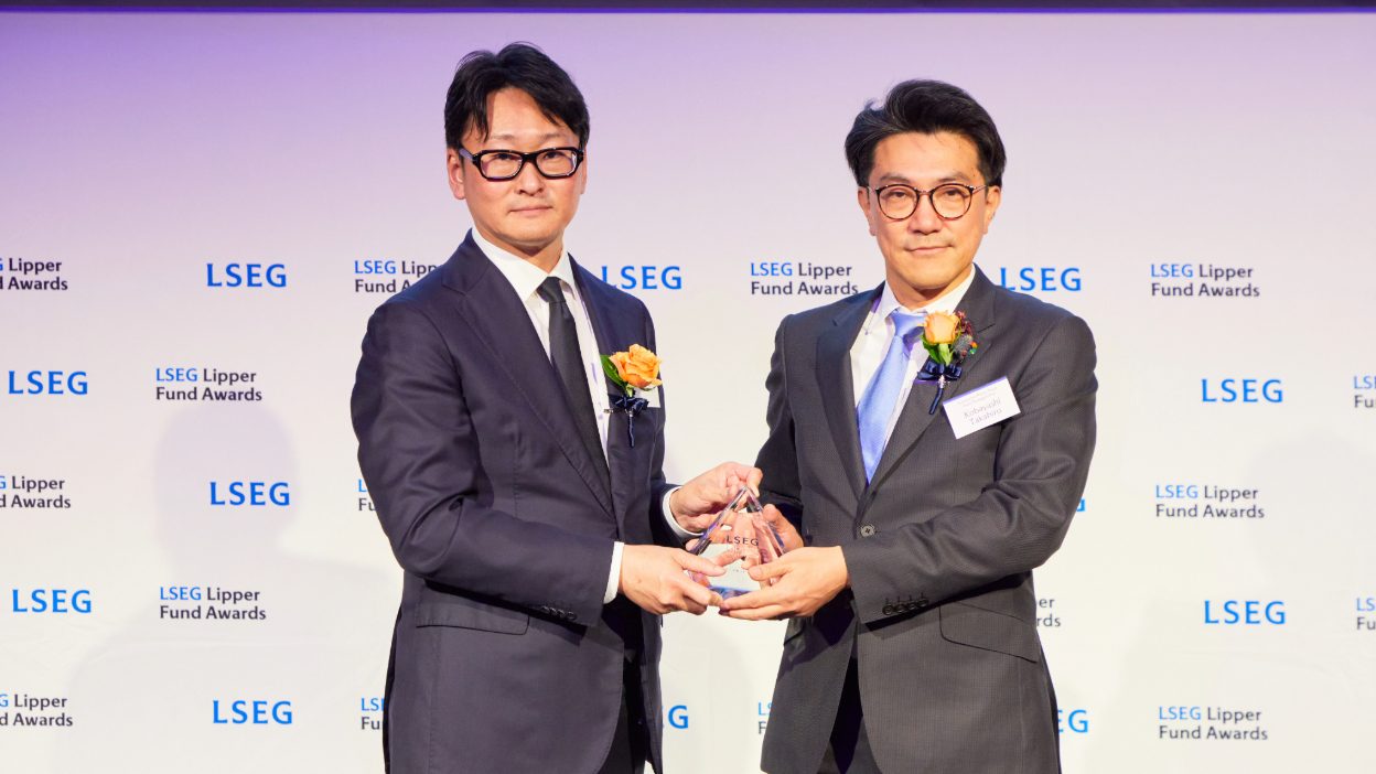 投資信託 総合部門およびミックスアセット部門受賞会社、三井住友トラスト・アセットマネジメント株式会社 代表取締役社長 小林隆宏様 ご登壇の写真。