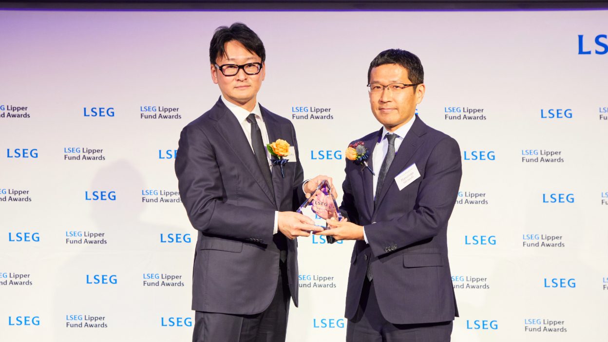 投資信託 債券部門受賞会社、UBSアセット・マネジメント株式会社、取締役運用本部長マネージング・ディレクター 松永洋幸様ご登壇の写真。