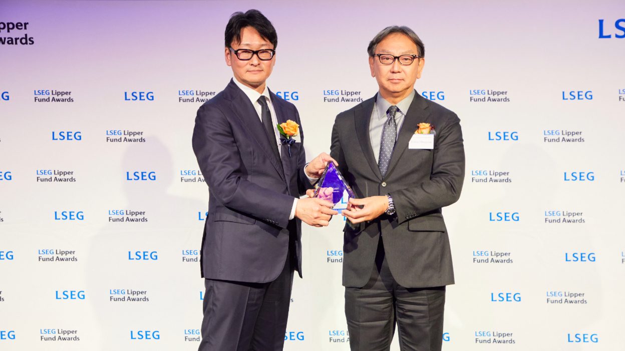 確定拠出年金 総合部門および債券部門受賞会社、 野村アセットマネジメント株式会社、代表取締役社長 小池広靖様ご登壇の写真。