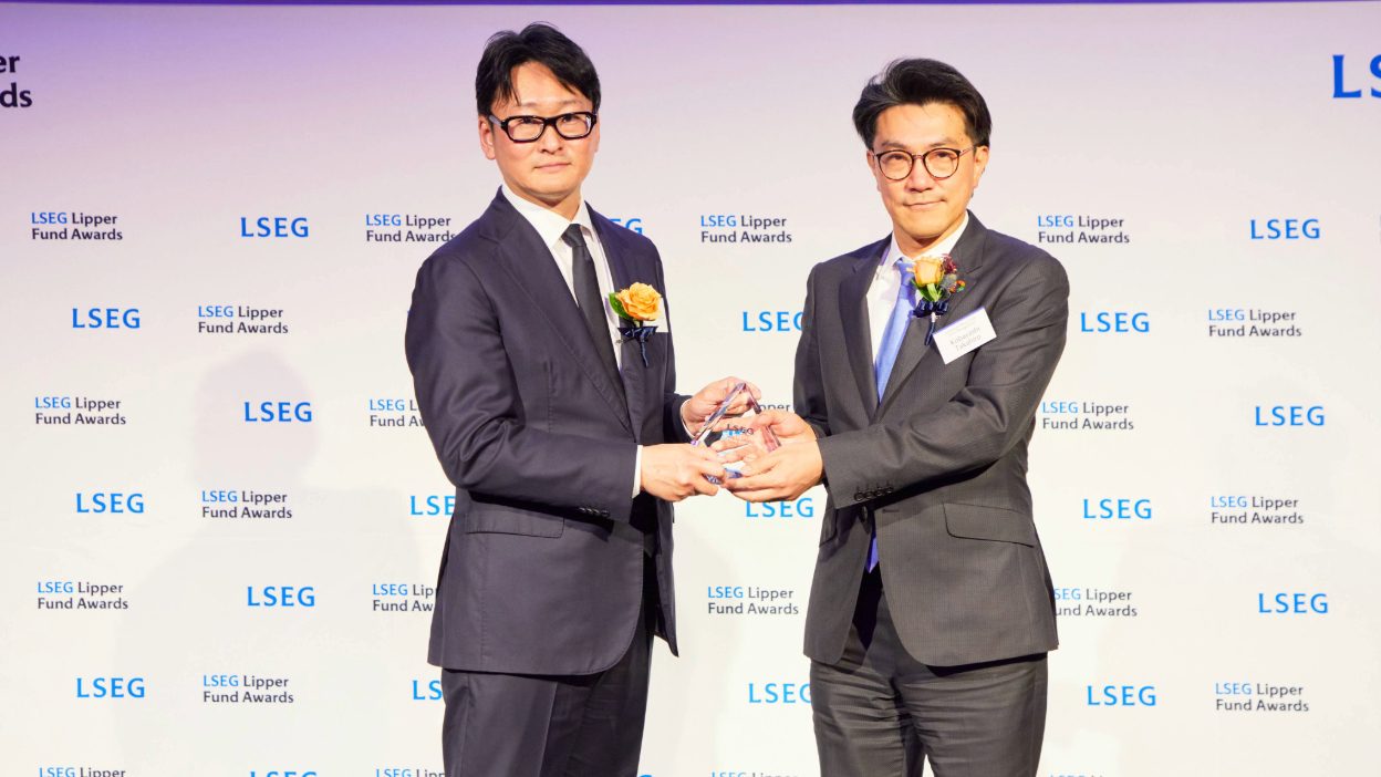 確定拠出年金 ミックスアセット部門受賞会社、 三井住友トラスト・アセットマネジメント株式会社、代表取締役社長 小林隆宏様ご登壇の写真。