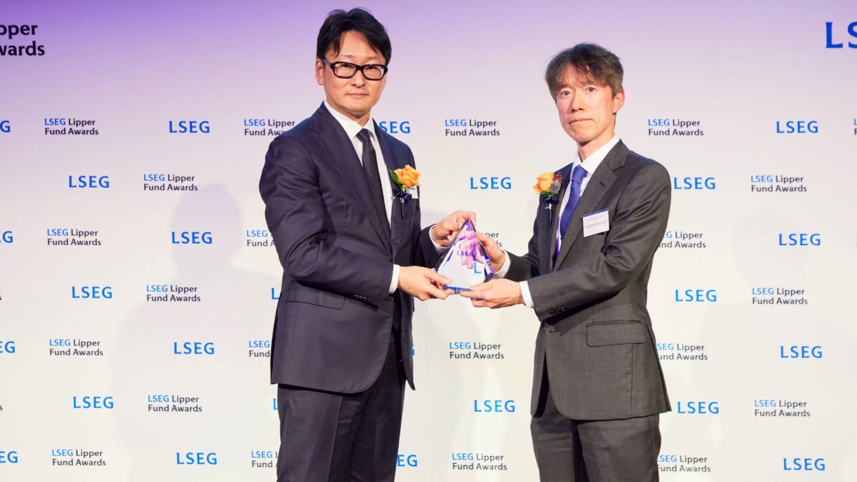 最優秀ファンド最多獲得賞受賞会社、 アセットマネジメントOne株式会社、代表取締役社長 杉原規之様ご登壇の写真。