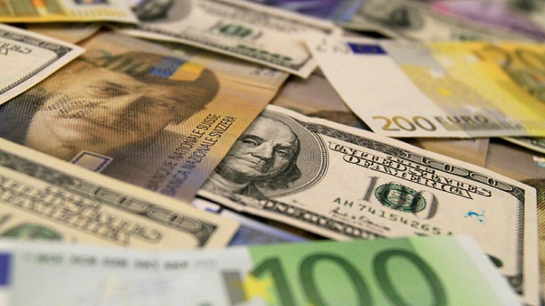 U.S. dollar, euro and Swiss franc bank notes are seen in a bank in Budapest August 8, 2011.The forint lead currencies lower in emerging Europe; the euro and the dollar lost ground against the Japanese yen and the Swiss franc amid worries about a European and American debt crisis spiralling out of control. 